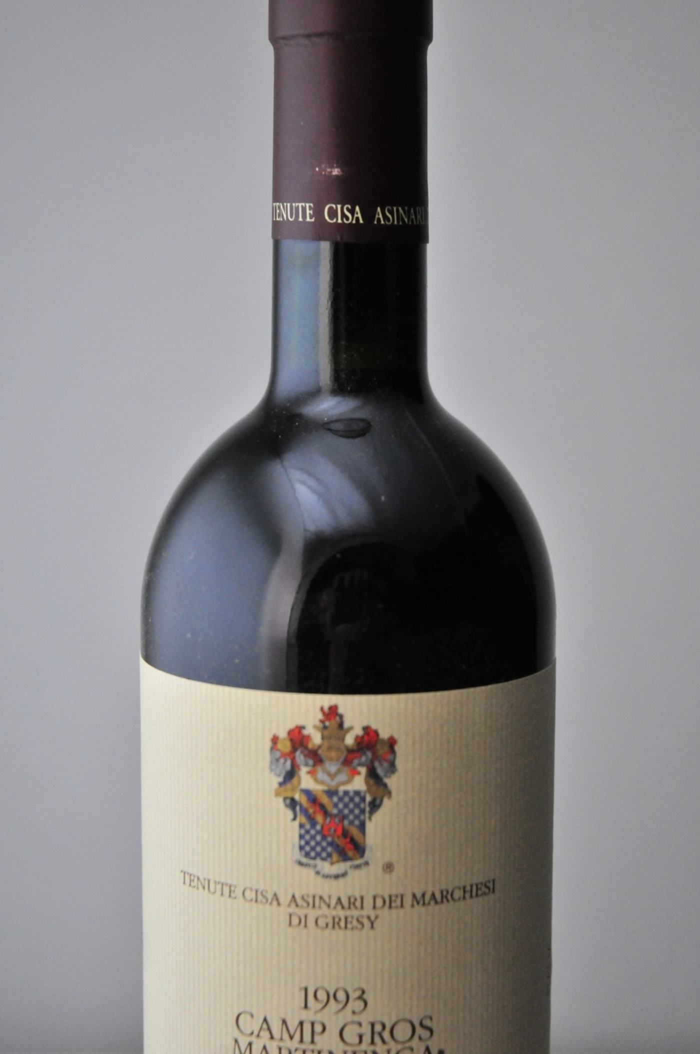 Nahaufnahme einer Weinflasche mit Etikett und Jahrgang 1993