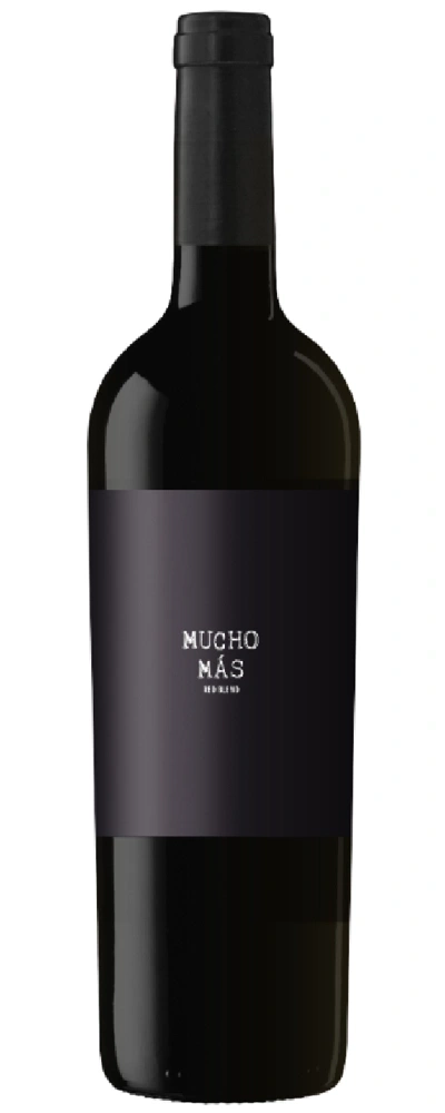 Wein-Flasche mit schwarzem Etikett. Aufschrift: Mucho Más, Rioja.