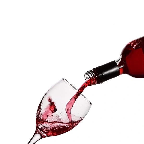 Rotwein wird in ein Glas gegossen, isoliert auf weißem Hintergrund.