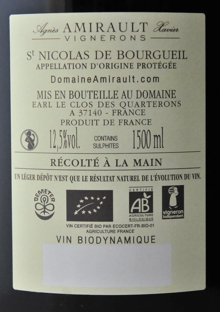 Weinlabel mit Informationen über den Wein, einschließlich Alkoholgehalt und Herkunft.