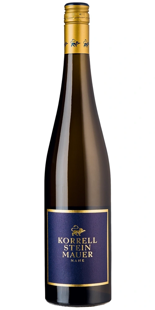 Eine Flasche Weißwein mit dunkelblauem Etikett und goldener Schrift