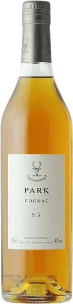 Eine Flasche Cognac mit der Aufschrift PARK COGNAC V.S. und 40% Alkoholgehalt.