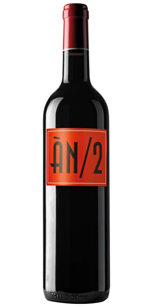 Eine Flasche Rotwein mit rotem Etikett und der Aufschrift 
"

A
N/2
".