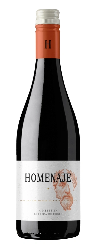 Eine Flasche Rotwein mit dem Etikett HOMENAJE und einem Porträt eines Mannes.