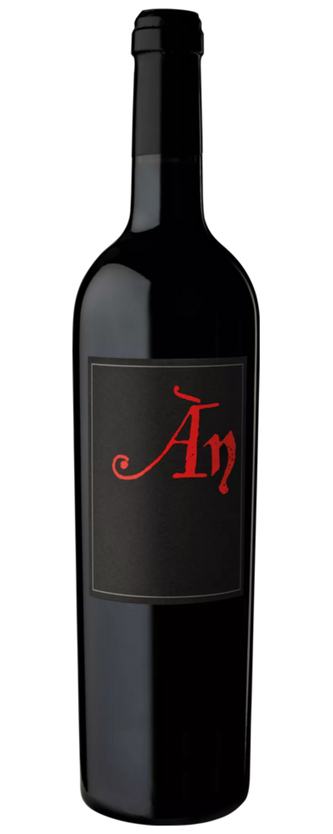 Wein-Flasche mit rotem Schriftzug 'An' auf schwarzem Etikett, isoliert.