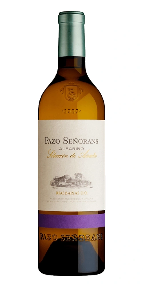 Eine Flasche Weißwein mit dem Etikett Pazo Señorans Albariño Selección de Añada.