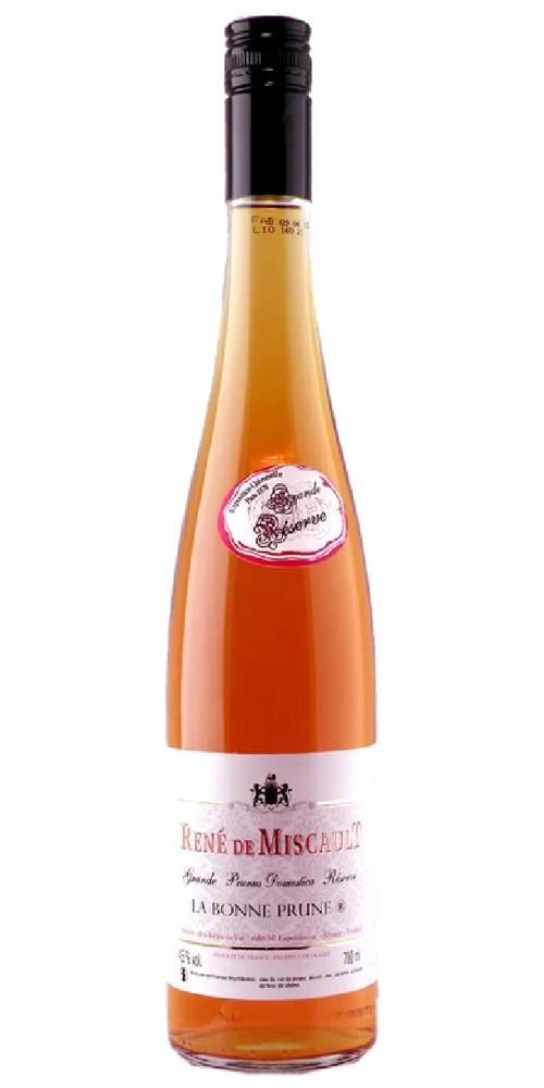 Eine bernsteinfarbene Flasche "La Bonne Prune" von René de Miscaud, mit schwarzem Verschluss.