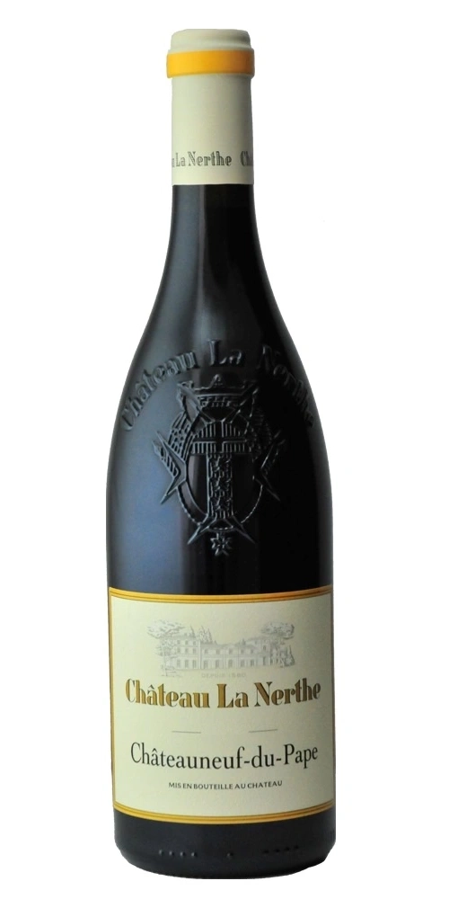 Eine Flasche Wein von Château La Nerthe, Châteauneuf-du-Pape, auf weißem Hintergrund.